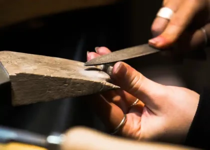 Goldschmiedin bei der Anfertigung eines Rings bei Juwelier & Goldschmied Solitaire Lechler in Freiburg