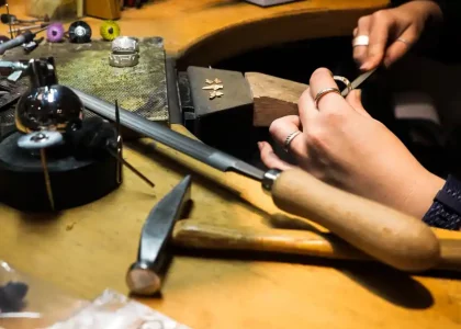 Präzise Ringbearbeitung durch eine erfahrene Goldschmiedin bei Juwelier & Goldschmied Solitaire Lechler in Freiburg