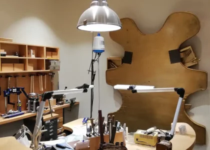 Vollständig ausgestatteter Goldschmiede-Arbeitsplatz für präzise Handwerkskunst bei von Juwelier & Goldschmied Solitaire Lechler aus Freiburg